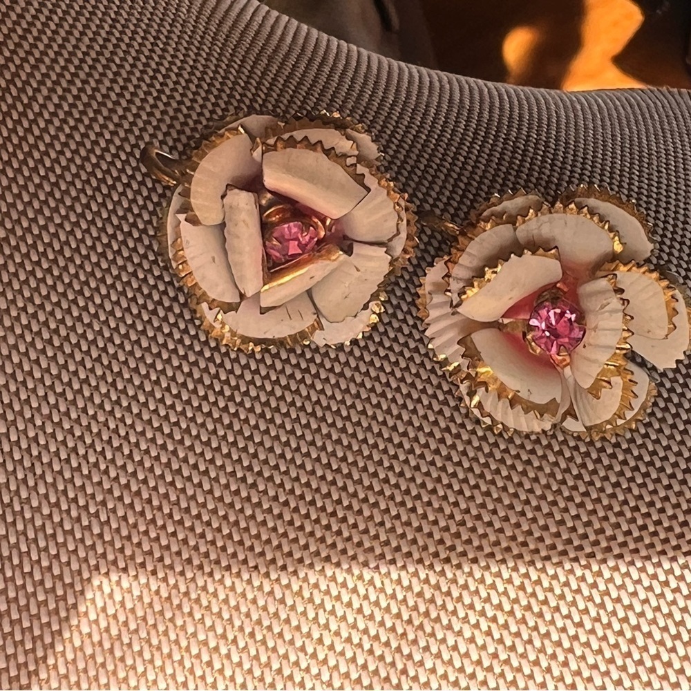 Antique enamel floral screwback earrings - Picture 10 of 12
